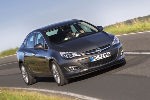 L'Opel Astra se décline en mode berline quatre portes