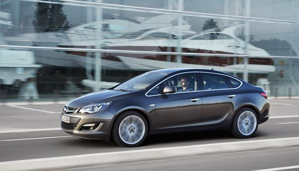 L'Opel Astra se décline en mode berline quatre portes