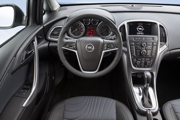 L'Opel Astra se décline en mode berline quatre portes