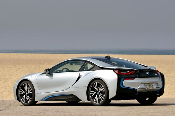 La voiture sportive hybride rechargeable BMW i8 entre en piste
