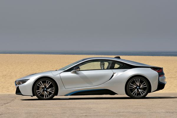 La voiture sportive hybride rechargeable BMW i8 entre en piste