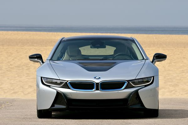 La voiture sportive hybride rechargeable BMW i8 entre en piste