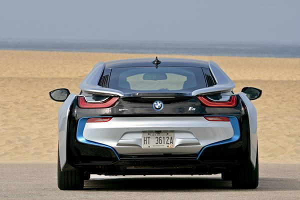 La voiture sportive hybride rechargeable BMW i8 entre en piste