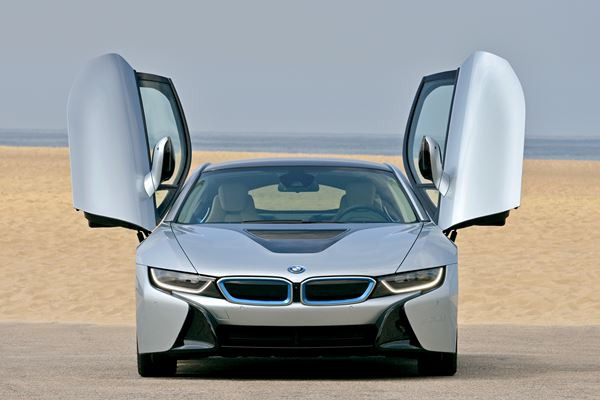 La voiture sportive hybride rechargeable BMW i8 entre en piste