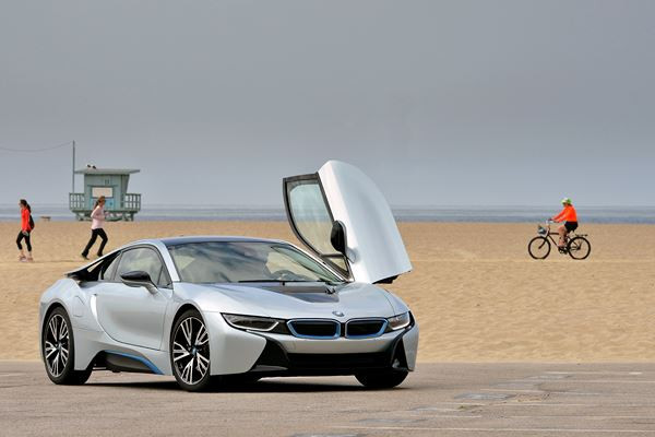 La voiture sportive hybride rechargeable BMW i8 entre en piste