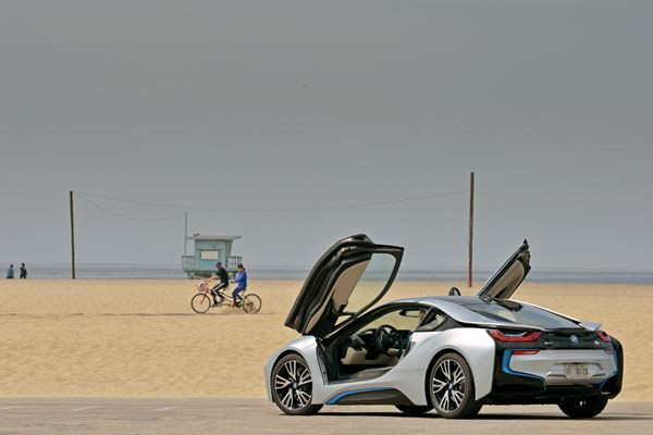 La voiture sportive hybride rechargeable BMW i8 entre en piste