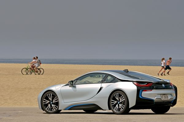 La voiture sportive hybride rechargeable BMW i8 entre en piste