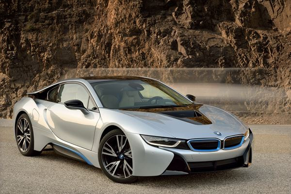 La voiture sportive hybride rechargeable BMW i8 entre en piste