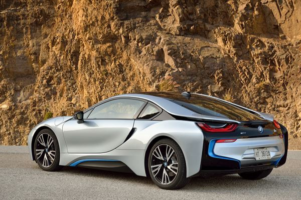 La voiture sportive hybride rechargeable BMW i8 entre en piste