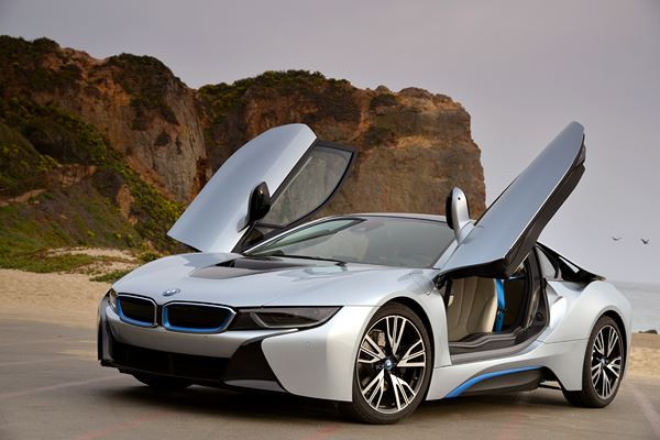 La voiture sportive hybride rechargeable BMW i8 entre en piste