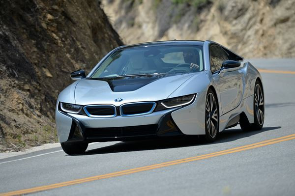 La voiture sportive hybride rechargeable BMW i8 entre en piste