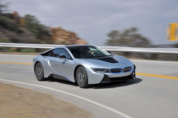 La voiture sportive hybride rechargeable BMW i8 entre en piste