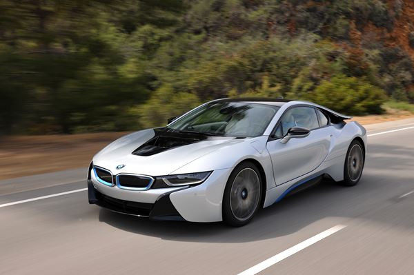 La voiture sportive hybride rechargeable BMW i8 entre en piste