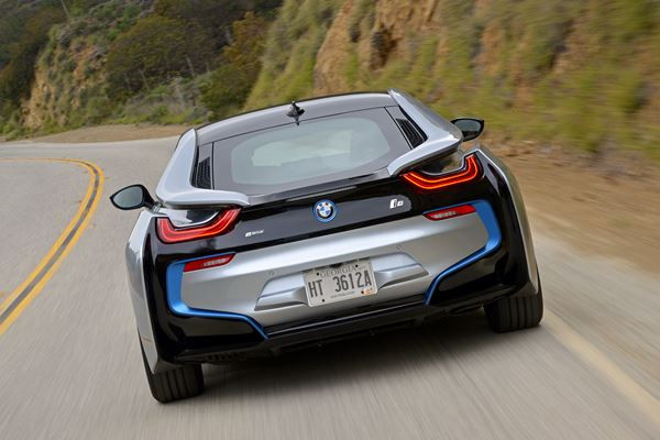 La voiture sportive hybride rechargeable BMW i8 entre en piste