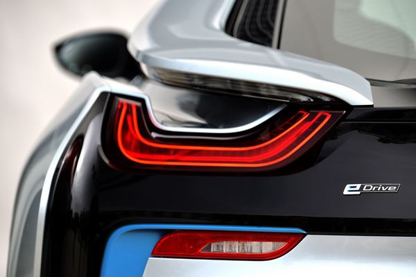 La voiture sportive hybride rechargeable BMW i8 entre en piste
