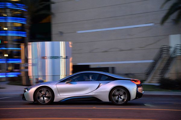 La voiture sportive hybride rechargeable BMW i8 entre en piste