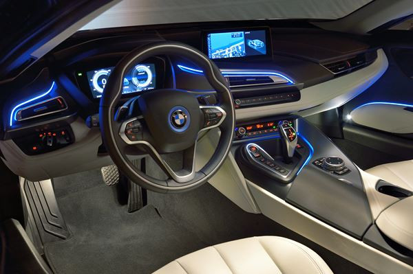 La voiture sportive hybride rechargeable BMW i8 entre en piste