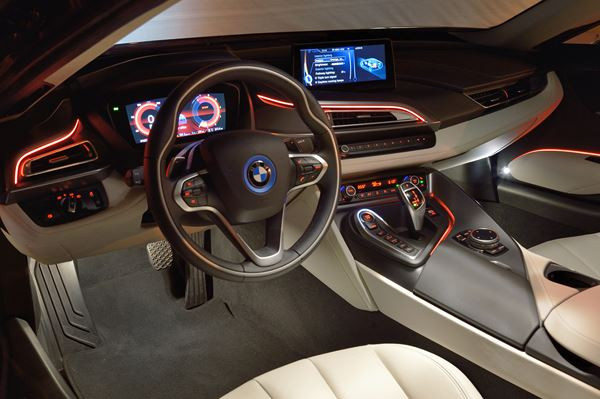 La voiture sportive hybride rechargeable BMW i8 entre en piste