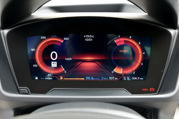 La voiture sportive hybride rechargeable BMW i8 entre en piste