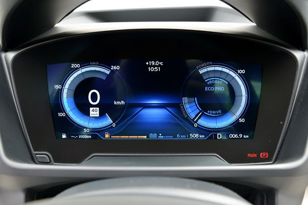 La voiture sportive hybride rechargeable BMW i8 entre en piste