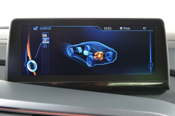 La voiture sportive hybride rechargeable BMW i8 entre en piste