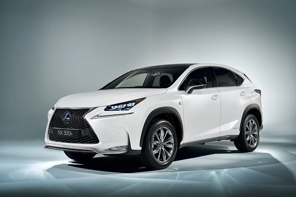 Le crossover compact Lexus NX affiche un design sculpté incisif