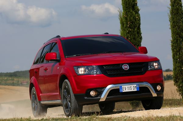 Le crossover Fiat Freemont Cross adopte les codes du « outdoor »