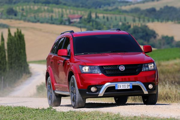Le crossover Fiat Freemont Cross adopte les codes du « outdoor »