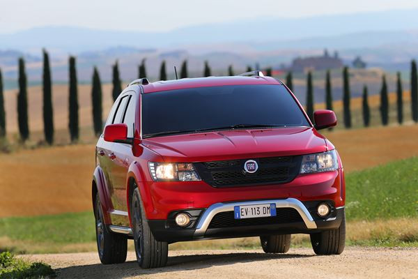 Le crossover Fiat Freemont Cross adopte les codes du « outdoor »