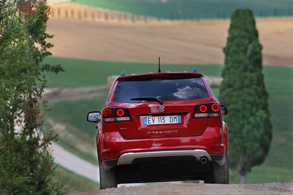 Le crossover Fiat Freemont Cross adopte les codes du « outdoor »