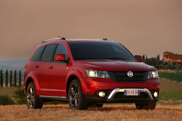 Le crossover Fiat Freemont Cross adopte les codes du « outdoor »