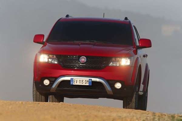 Le crossover Fiat Freemont Cross adopte les codes du « outdoor »