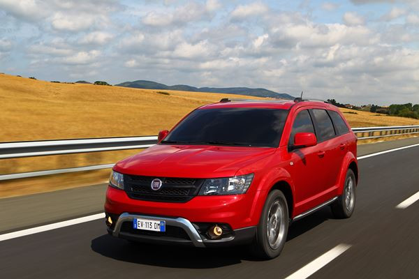 Le crossover Fiat Freemont Cross adopte les codes du « outdoor »