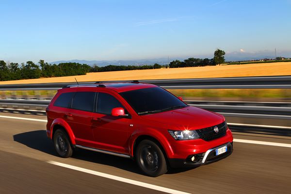 Le crossover Fiat Freemont Cross adopte les codes du « outdoor »