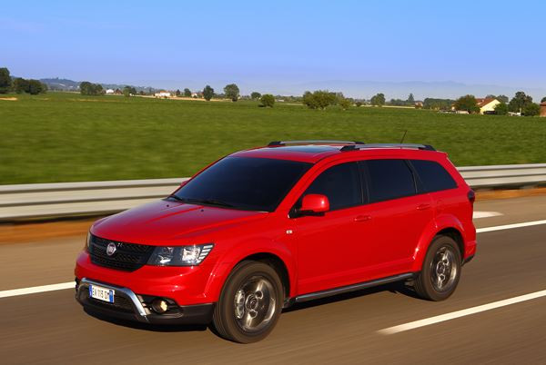 Le crossover Fiat Freemont Cross adopte les codes du « outdoor »