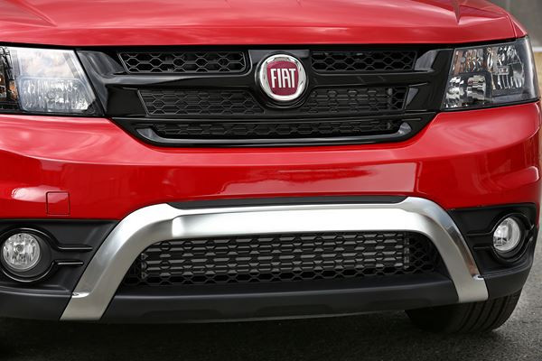 Le crossover Fiat Freemont Cross adopte les codes du « outdoor »