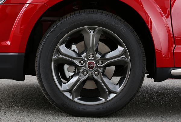 Le crossover Fiat Freemont Cross adopte les codes du « outdoor »