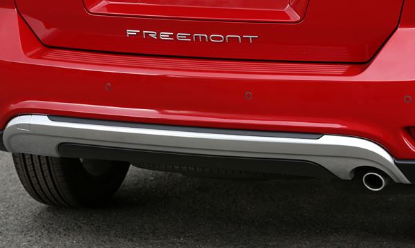 Le crossover Fiat Freemont Cross adopte les codes du « outdoor »