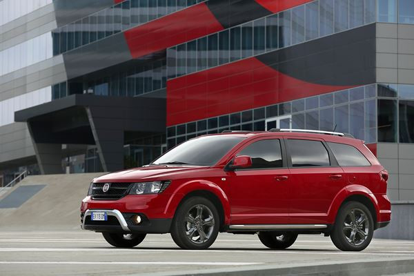 Le crossover Fiat Freemont Cross adopte les codes du « outdoor »