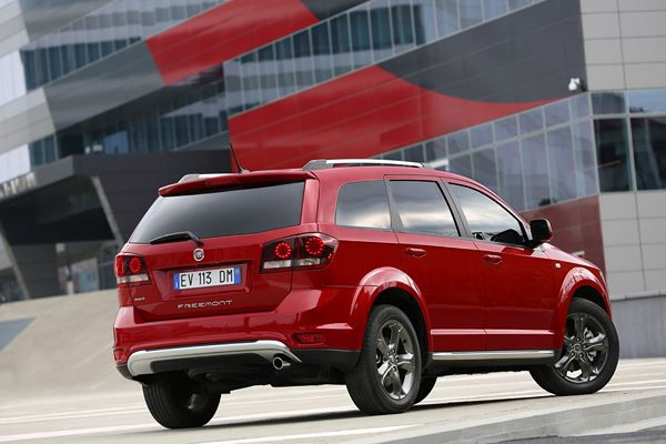 Le crossover Fiat Freemont Cross adopte les codes du « outdoor »