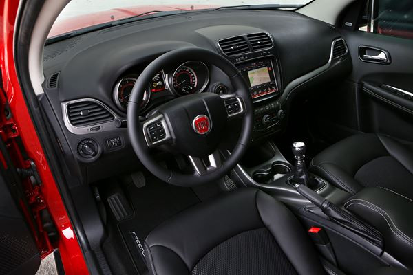 Le crossover Fiat Freemont Cross adopte les codes du « outdoor »