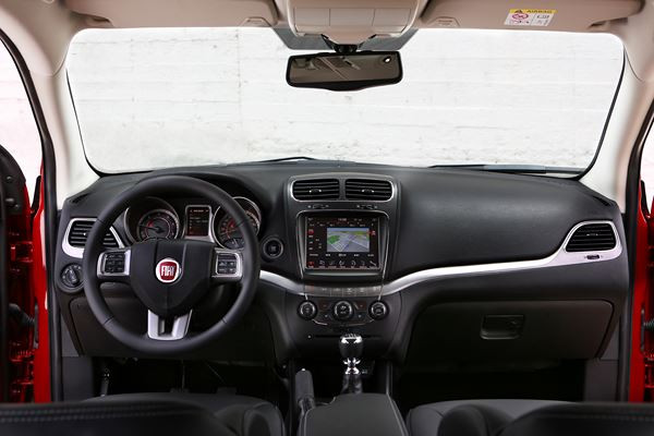 Le crossover Fiat Freemont Cross adopte les codes du « outdoor »