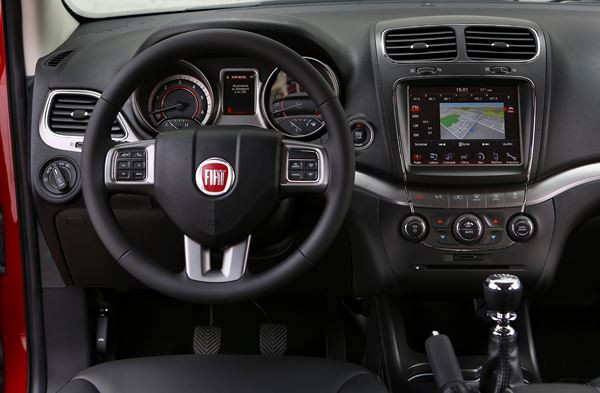 Le crossover Fiat Freemont Cross adopte les codes du « outdoor »