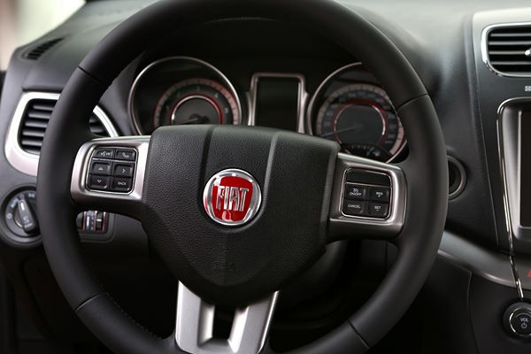Le crossover Fiat Freemont Cross adopte les codes du « outdoor »