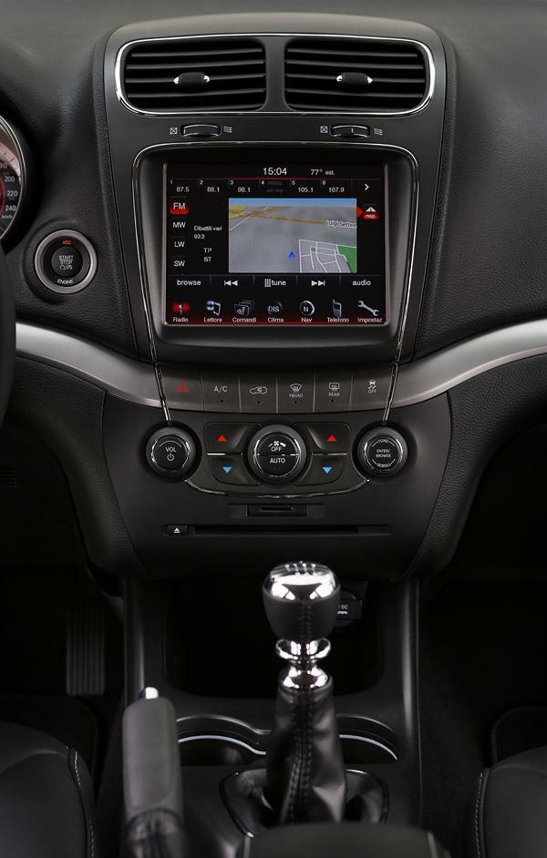 Le crossover Fiat Freemont Cross adopte les codes du « outdoor »
