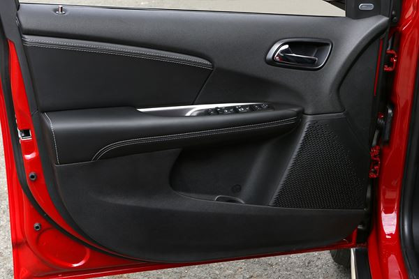 Le crossover Fiat Freemont Cross adopte les codes du « outdoor »
