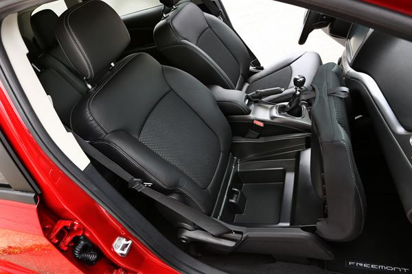 Le crossover Fiat Freemont Cross adopte les codes du « outdoor »