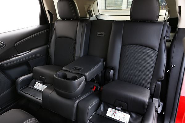 Le crossover Fiat Freemont Cross adopte les codes du « outdoor »