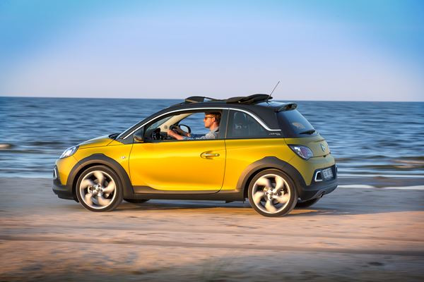 Le mini crossover urbain découvrable Opel Adam Rocks sort des sentiers battus