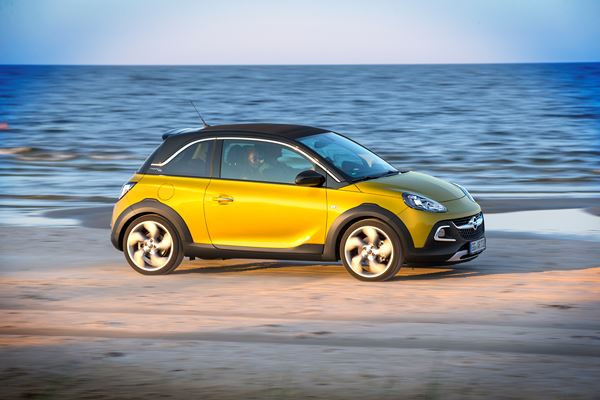 Le mini crossover urbain découvrable Opel Adam Rocks sort des sentiers battus
